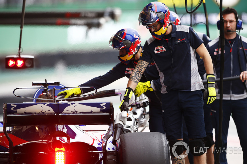 Scuderia Toro Rosso mechanics in the pits