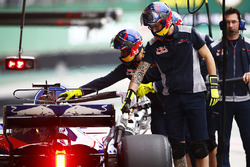 Les mécaniciens Scuderia Toro Rosso dans les stands