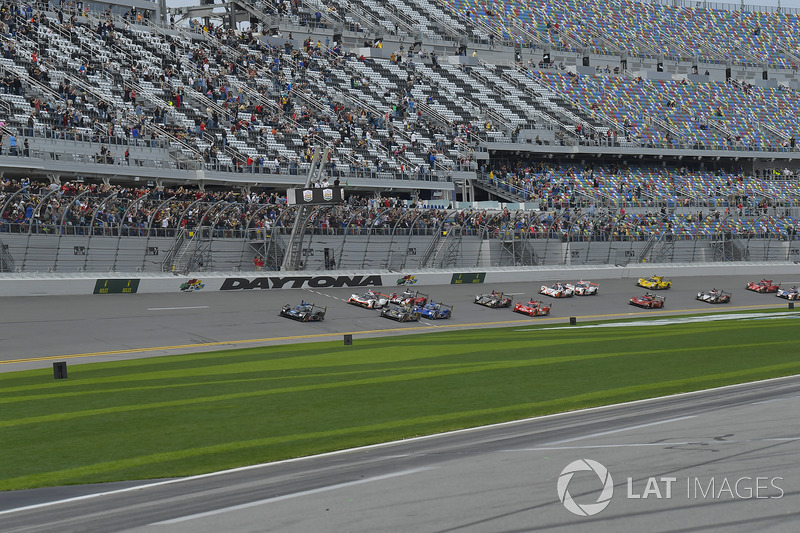 #10 Wayne Taylor Racing Cadillac DPi, P: Renger van der Zande, Jordan Taylor, Ryan Hunter-Reay leads field at start of the race