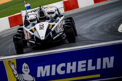 Rudy Van Buren del Team Simracing All Stars alla guida dell'Ariel Atom Cup