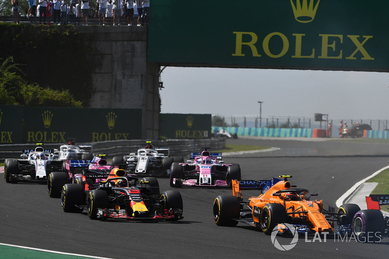 Ricciardo makes light contact at the start