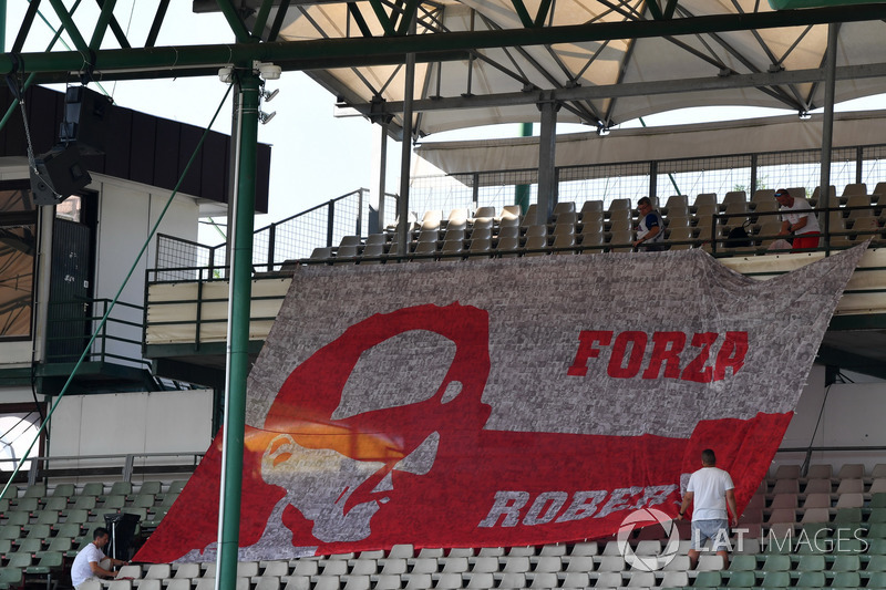 Fans and banner for Robert Kubica, Williams