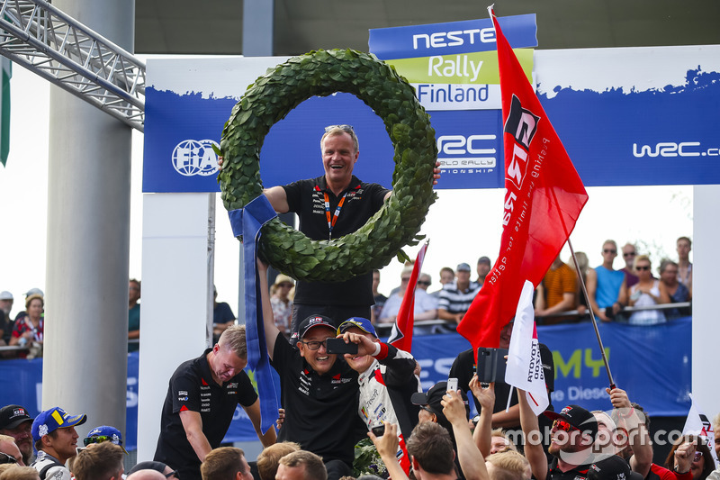 I vincitori Ott Tanak, Martin Järveoja, Toyota Yaris WRC, Toyota Gazoo Racing, Tommi Makinen