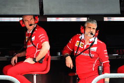 Старший инженер Ferrari Джок Клиа и руководитель команды Маурицио Арривабене