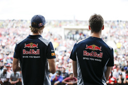 Гонщики Scuderia Toro Rosso Даниил Квят и Брендон Хартли