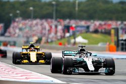 Lewis Hamilton, Mercedes AMG F1 W09, devant Carlos Sainz Jr., Renault Sport F1 Team R.S. 18