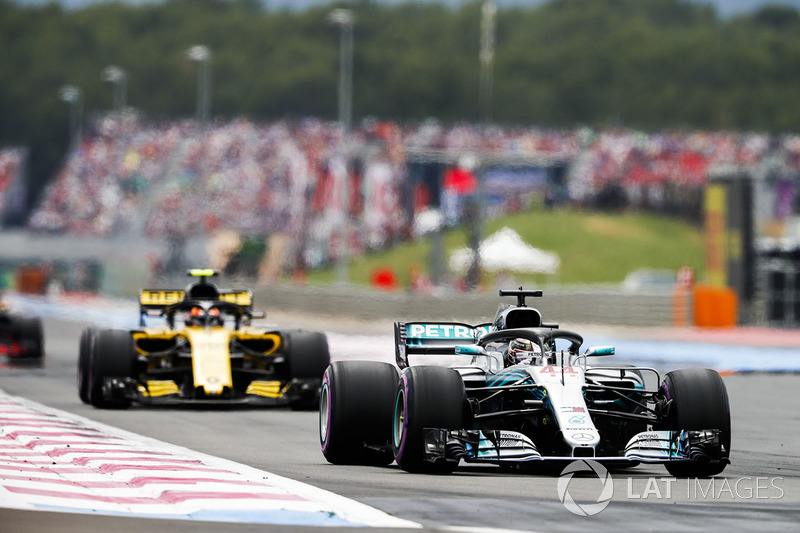 Lewis Hamilton, Mercedes AMG F1 W09, Carlos Sainz Jr., Renault Sport F1 Team R.S. 18