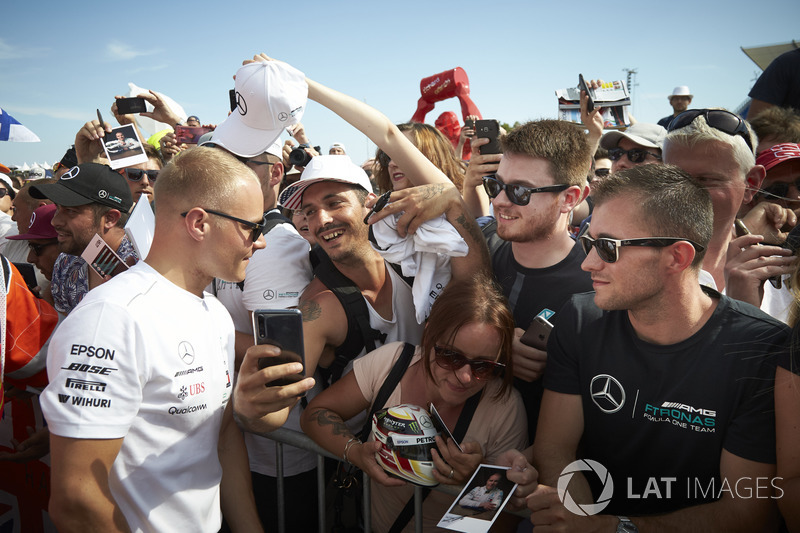 Valtteri Bottas, Mercedes AMG F1, meets some fans