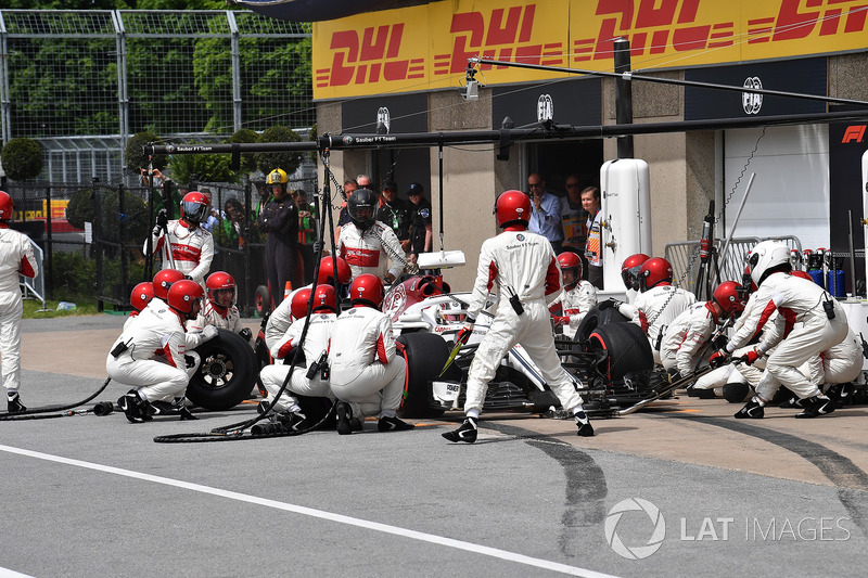 Charles Leclerc, Sauber C37 au stand
