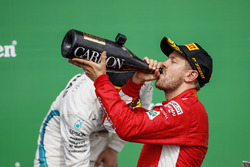 Le vainqueur Sebastian Vettel, Ferrari, boit du champagne sur le podium