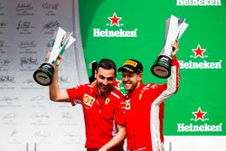 Гоночный инженер Ferrari Никола Бариселли и Себастьян Феттель
