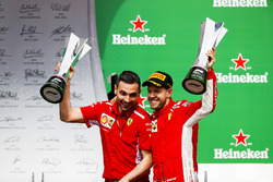 Гоночный инженер Ferrari Никола Бариселли и Себастьян Феттель