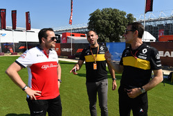 Julien Simon-Chautemps, Sauber Race Engineer and Cyril Abiteboul, Renault Sport F1 Managing Director