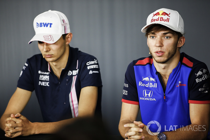 Esteban Ocon, Force India, and Pierre Gasly, Toro Rosso, mengikuti konferensi pers