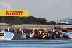 Carlos Sainz Jr., Renault Sport F1 Team R.S. 18, devant Charles Leclerc, Sauber C37, et Kevin Magnussen, Haas F1 Team VF-18