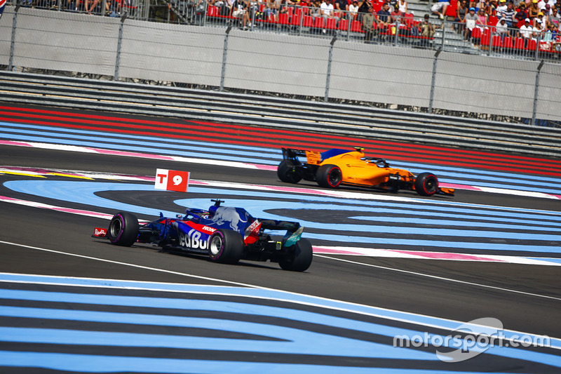 Stoffel Vandoorne, McLaren MCL33, precede Brendon Hartley, Toro Rosso STR13