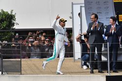 Podio: ganador de la carrera Lewis Hamilton, Mercedes-AMG F1