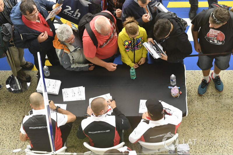 #91 Porsche GT Team Porsche 911 RSR: Richard Lietz, Gianmaria Bruni, Frédéric Makowiecki, autograph session