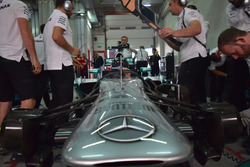Aldo Costa, responsabile Progetto e Sviluppo Mercedes AMG F1, nell'abitacolo della Mercedes W04