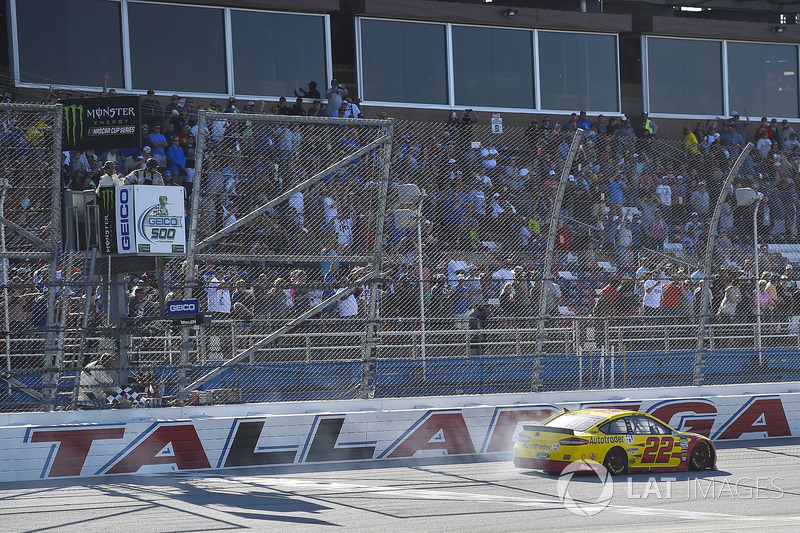 Pemenang balapan, Joey Logano, Team Penske, Ford Fusion Shell Pennzoil