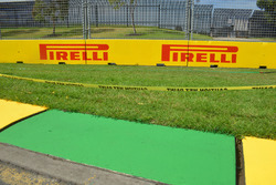 Баннеры Pirelli и поребрик