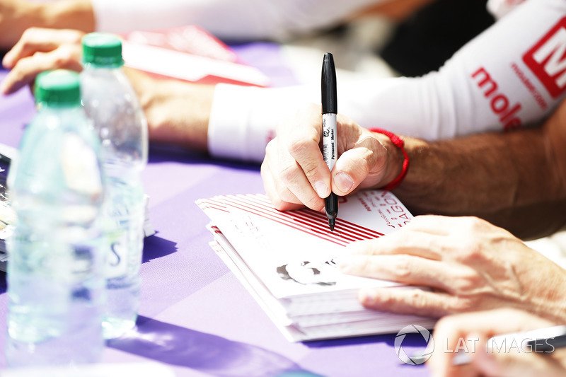 Jérôme d'Ambrosio, Dragon Racing, at the autograph session