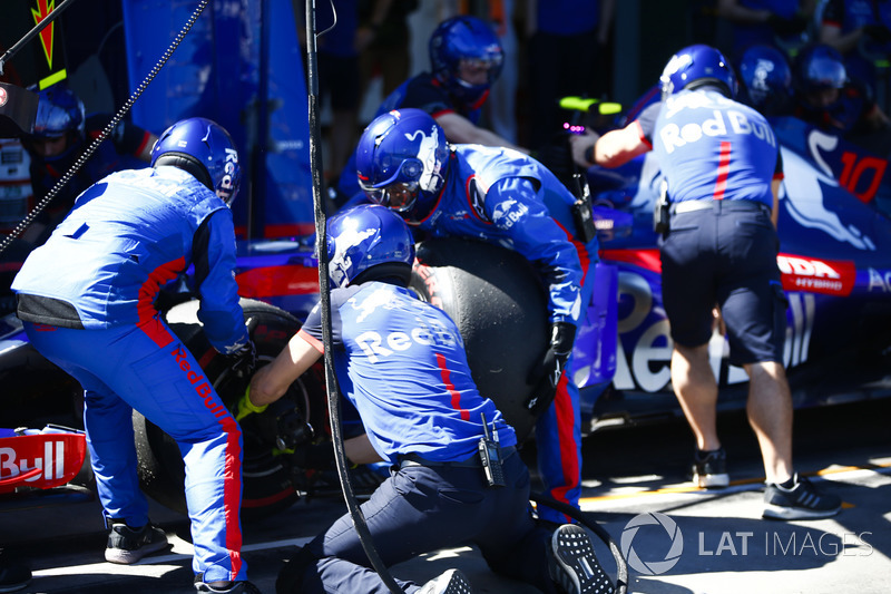 La crew Toro Rosso cambia le gomme alla monoposto di Pierre Gasly, Toro Rosso STR13 Honda