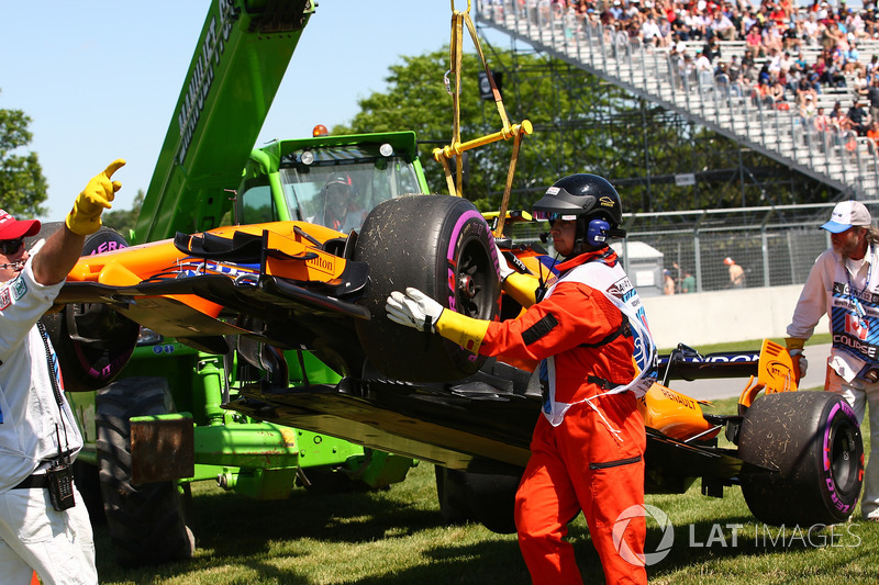 Stoffel Vandoorne, McLaren MCL33 stops on track after hitting the wall in FP2