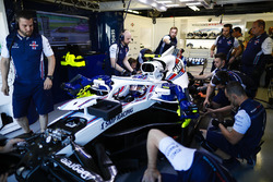 Des mécaniciens travaillent sur la voiture de Lance Stroll Williams FW41 dans le garage
