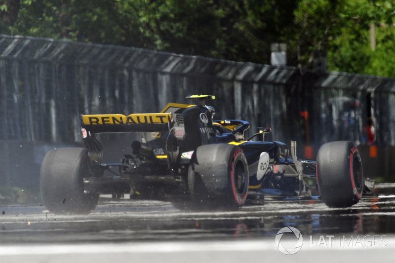 Carlos Sainz Jr., Renault Sport F1 Team R.S. 18 hits the wall in FP2