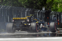 Carlos Sainz Jr., Renault Sport F1 Team R.S. 18 percute le mur