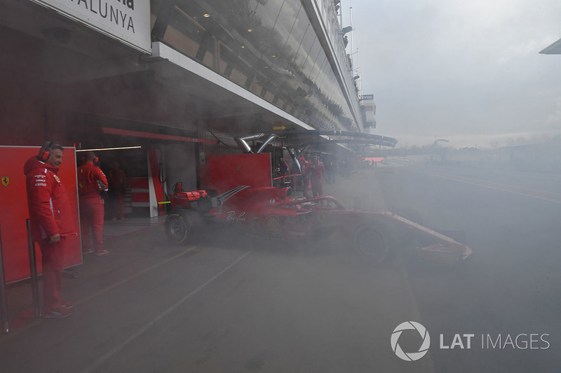 Sebastian Vettel, Ferrari SF71H, keluar garasi di tengah kepulan asap