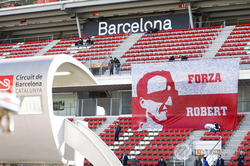 Fans tie down a flag in support of Robert Kubica, Williams FW41