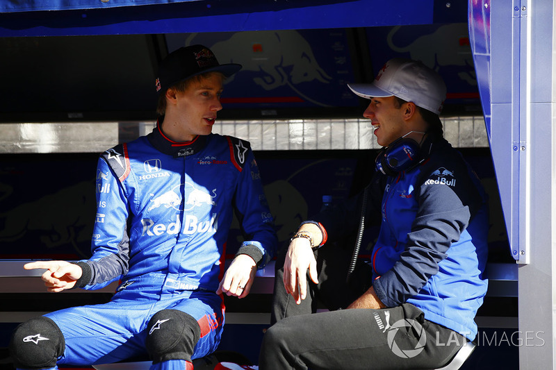 Brendon Hartley, Scuderia Toro Rosso, Pierre Gasly, Scuderia Toro Rosso, converse on the Scuderia To