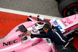 Sergio Pérez, Force India, es empujado a su garaje en el pit lane