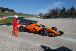 Fernando Alonso, McLaren MCL33 stops on the side of the track