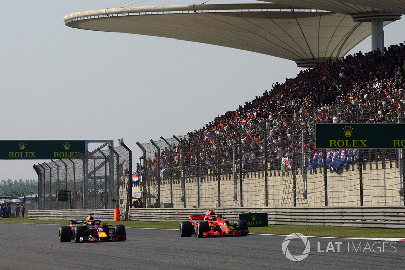 Daniel Ricciardo, Red Bull Racing RB14 y Kimi Raikkonen, Ferrari SF71H batalla