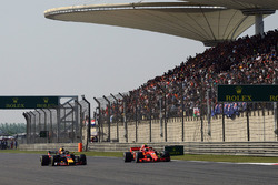 Daniel Ricciardo, Red Bull Racing RB14 y Kimi Raikkonen, Ferrari SF71H batalla