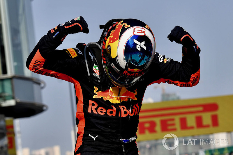 Ganador de la carrera  Daniel Ricciardo, Red Bull Racing celebra en parc ferme