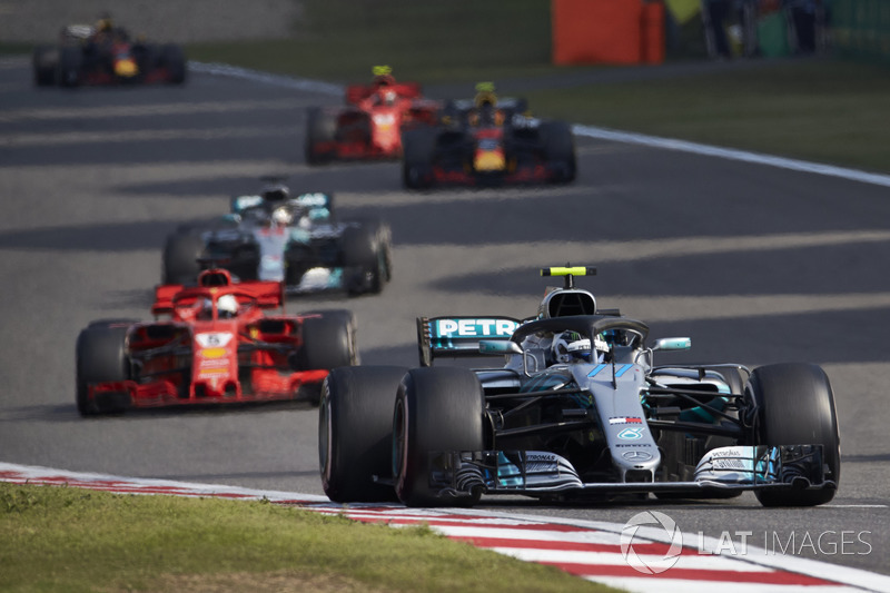 Valtteri Bottas, Mercedes AMG F1 W09, Sebastian Vettel, Ferrari SF71H, and Lewis Hamilton, Mercedes AMG F1 W09