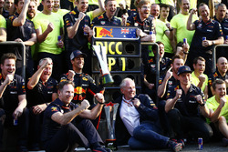 Yarış galibi Daniel Ricciardo, Red Bull Racing, Jonathan Wheatley, Takım Menajeri, Red Bull Racing, Christian Horner, Takım Patronu, Red Bull Racing, Helmut Markko, Danışman, Red Bull Racing, Max Verstappen, Red Bull Racing ve takım zaferi kutluyor
