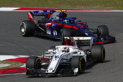 Charles Leclerc, Sauber C37 Ferrari, Pierre Gasly, Toro Rosso STR13 Honda