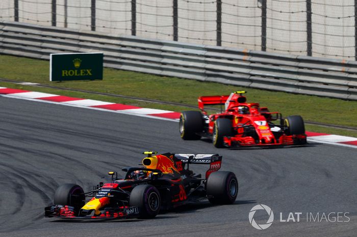 Max Verstappen, Red Bull Racing RB14 Tag Heuer, leads Kimi Raikkonen, Ferrari SF71H