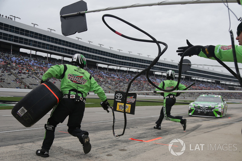 Kyle Busch, Joe Gibbs Racing, Toyota Camry Interstate Batteries, makes a pit stop