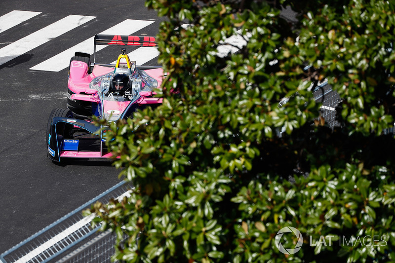 Il pilota Giancarlo Fisichella, in una monoposto di Formula E