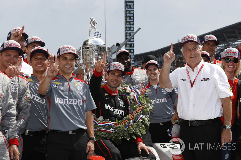 1. Will Power, Team Penske Chevrolet, mit Roger Penske