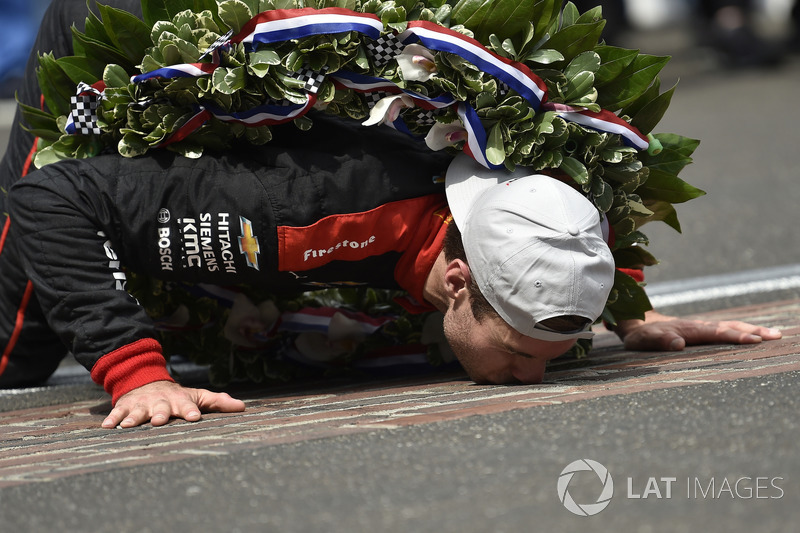 Will Power, Team Penske Chevrolet celebrates the win by kissing the yard of bricks