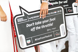 Max Verstappen, Red Bull Racing, bord met Don't take your foot off the throttle