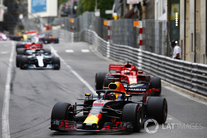Daniel Ricciardo, Red Bull Racing RB14, Sebastian Vettel, Ferrari SF71H, Lewis Hamilton, Mercedes AMG F1 W09
