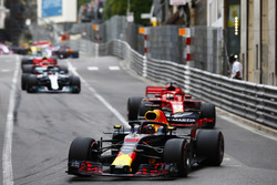 Daniel Ricciardo, Red Bull Racing RB14, voor Sebastian Vettel, Ferrari SF71H, Lewis Hamilton, Mercedes AMG F1 W09 en Sebastian Vettel, Ferrari SF71H